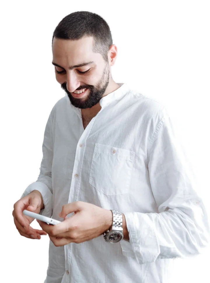 Hombre con camisa blanca mirando su móvil